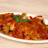 Un saporito pollo con peperoni, cotto in una ricca salsa rossa, guarnito con basilico fresco.