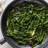 Padella con verdure saltate, aglio e peperoncino. Un'idea per gustose tarassaco ricette.