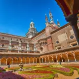 Cortile con giardino fiorito e fontana, parte della Certosa di Pavia, un gioiello della città giardino Pavia.