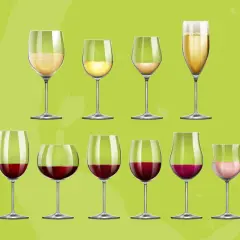 Diversi bicchieri di vino bianco e rosso, con un calice di spumante. Ideale per capire la temperatura vini bianchi perfetta.