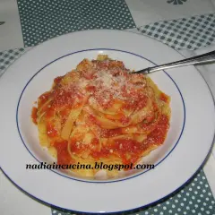 Tagliatelle al ragù di papera, un piatto ricco e saporito, pronto per essere gustato.