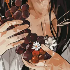 Mani delicate stringono un grappolo di uva scura, adornato da piccoli fiori bianchi. Il mosto fiore, promessa di dolcezza, si fonde con la morbidezza della scena.