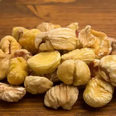Castagne secche bollite, pronte per una deliziosa ricetta autunnale. Gustose e nutrienti, perfette da sgranocchiare.