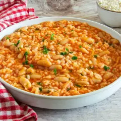 Piatto di riso e fagioli, un classico della cucina italiana. La ricetta originale è semplice e gustosa, perfetta per un pranzo nutriente.
