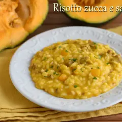 Risotto zucca e salsiccia cremoso, un piatto autunnale ricco di sapore, guarnito con prezzemolo fresco.