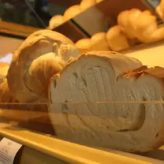 Pane a treccia, un miccone pavia, soffice e dorato, pronto per essere gustato.