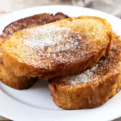 Fette di pane dorate, cotte nel burro e cosparse di zucchero. Un classico pane burro e zucchero, pronto per essere gustato.
