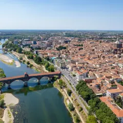 Pavia cosa vedere: vista aerea del Ponte Coperto sul Ticino e del centro storico con il Duomo.