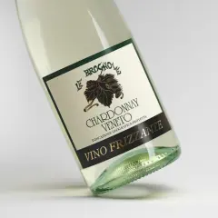 Bottiglia di Chardonnay Veneto, vino frizzante, con etichetta "Le Broghole".