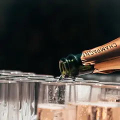 Versando champagne, un brindisi alle migliori annate. Bollicine dorate riempiono i calici in attesa.