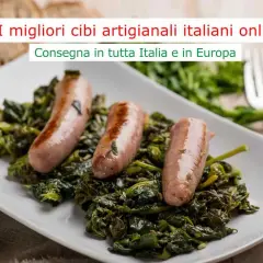 Salsiccia e rape, un piatto tradizionale italiano servito su un piatto bianco.