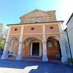 Chiesa con portico a Montalto Pavese, un luogo da scoprire.
