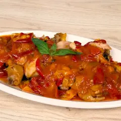Un saporito pollo con peperoni, cotto in una ricca salsa rossa, guarnito con basilico fresco.