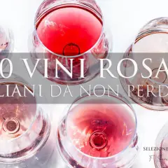 Calici di vino rosato italiano, con la scritta "100 Vini Rosati Italiani da non perdere". Un viaggio nel miglior vino rosato italiano.