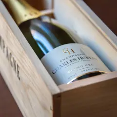 Bottiglia di Charles Hubert Champagne Grand Cru in cassa di legno.
