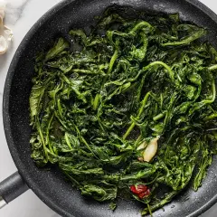Padella con verdure saltate, aglio e peperoncino. Un'idea per gustose tarassaco ricette.