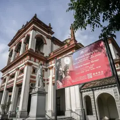 Facciata del Santuario di Garlasco con cartellone che annuncia orari e messe. Si narra di una garlasco acqua miracolosa.