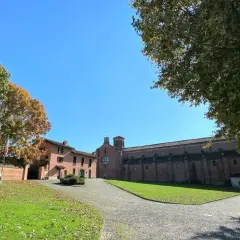Abbazia di Morimondo: cosa vedere in questo luogo storico con la sua imponente chiesa in mattoni rossi e il verde dei giardini autunnali.