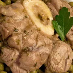Ossobuco ricetta con piselli, un piatto succulento e saporito, pronto per essere gustato.