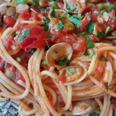 Spaghetti con lupini e pomodorini freschi, un piatto estivo che profuma di mare e sole.