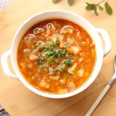 Una ciotola fumante di panada lombarda, ricca di verdure e profumata, pronta per essere gustata.