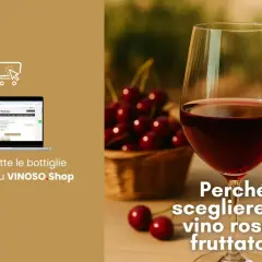Calice di vino rosso fruttato, ciliegie e bottiglia. Scopri i nomi dei migliori vini rossi dolci su VINOSO.Shop.