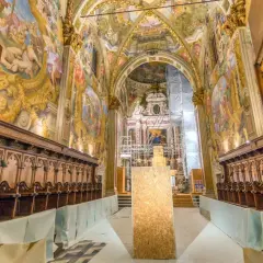 Interno della Certosa di Pavia: affreschi, stalli lignei e un'atmosfera solenne. Cosa vedere in questo capolavoro.