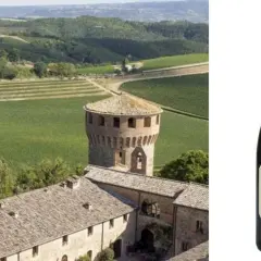 Paesaggio toscano con vigneti e torre medievale, accanto a una bottiglia di Cervaro della Sala, il migliore vino bianco.