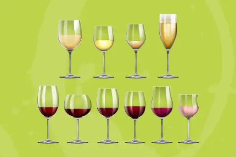 Diversi bicchieri di vino bianco e rosso, con un calice di spumante. Ideale per capire la temperatura vini bianchi perfetta.