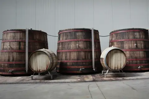 Grandi botti di legno e barili più piccoli, pronti per affinare i pregiati vini lombardi.