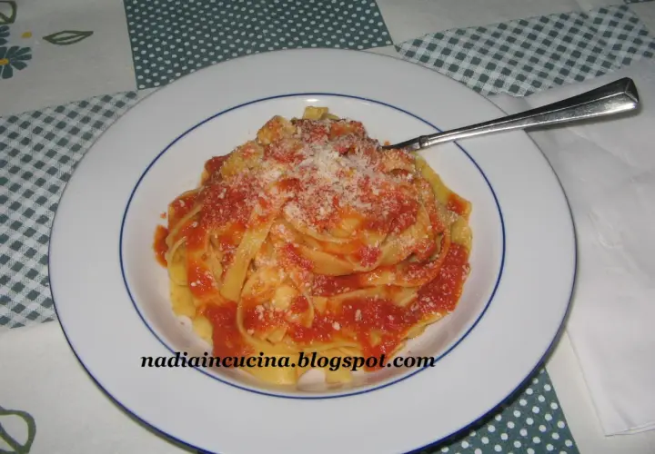 Tagliatelle al ragù di papera, un piatto ricco e saporito, pronto per essere gustato.