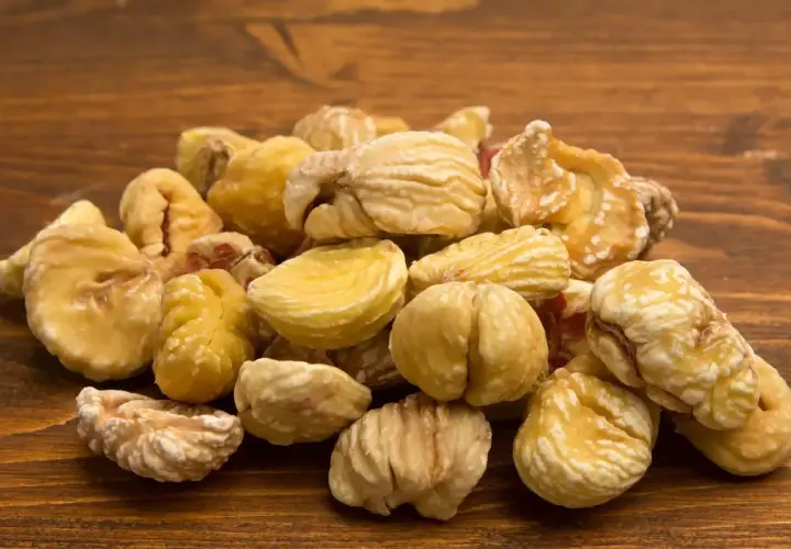 Castagne secche bollite, pronte per una deliziosa ricetta autunnale. Gustose e nutrienti, perfette da sgranocchiare.