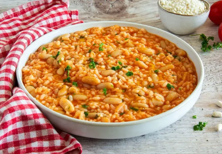 Piatto di riso e fagioli, un classico della cucina italiana. La ricetta originale è semplice e gustosa, perfetta per un pranzo nutriente.