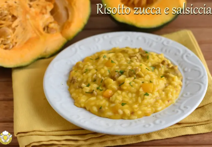 Risotto zucca e salsiccia cremoso, un piatto autunnale ricco di sapore, guarnito con prezzemolo fresco.