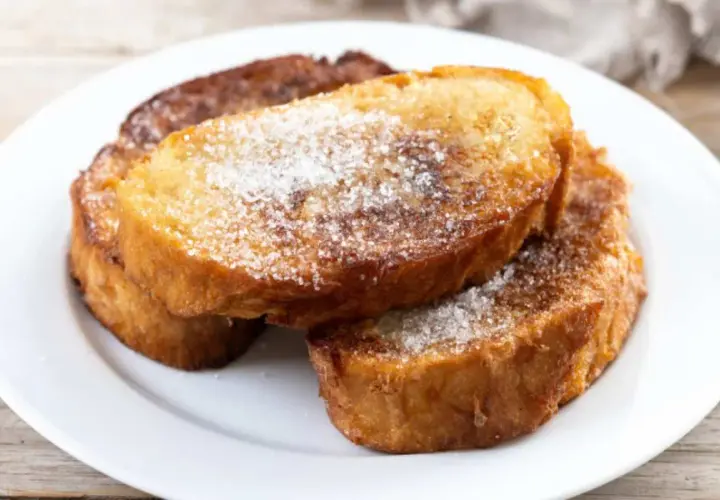 Fette di pane dorate, cotte nel burro e cosparse di zucchero. Un classico pane burro e zucchero, pronto per essere gustato.