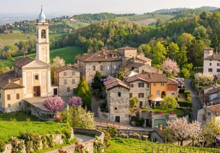 Borgo pittoresco con chiesa e campanile, colline verdi e fiori in primavera. Un luogo incantevole da scoprire, un vero gioiello per chi cerca cosa vedere a Golferenzo.