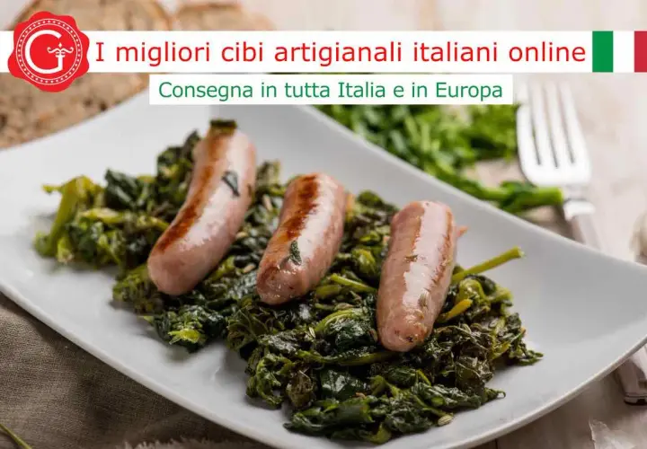 Salsiccia e rape, un piatto tradizionale italiano servito su un piatto bianco.