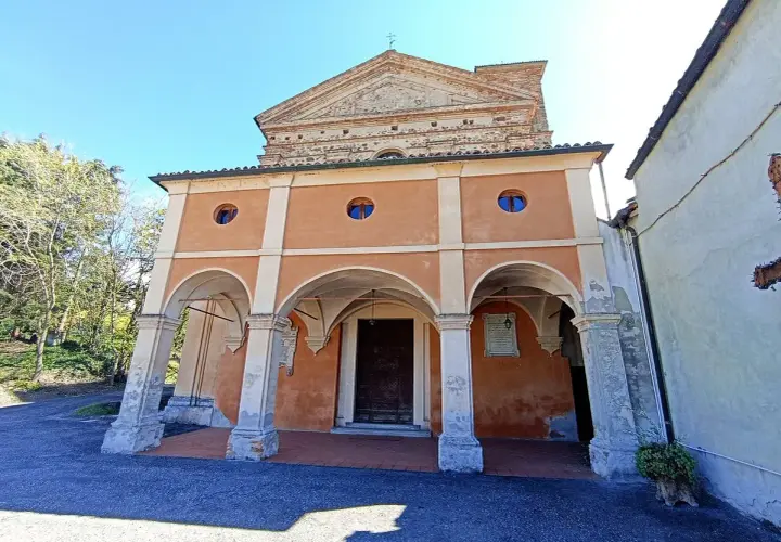 Chiesa con portico a Montalto Pavese, un luogo da scoprire.