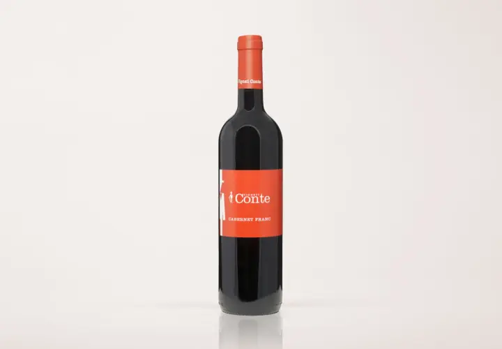 Bottiglia di vino rosso Cabernet Franc Vigneti Conte. Le sue caratteristiche aromatiche lo rendono ideale per accompagnare piatti robusti.