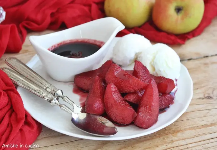 Pere cotte nel vino, un dolcetto invitante con gelato alla vaniglia e una salsa scura.
