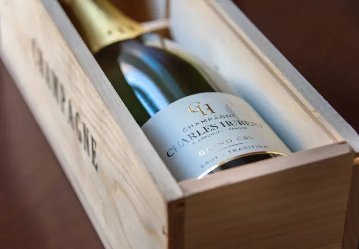 Bottiglia di Charles Hubert Champagne Grand Cru in cassa di legno.
