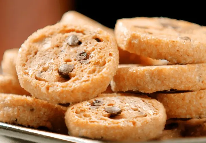 Biscotti tipici italiani con gocce di cioccolato, impilati su un piatto.