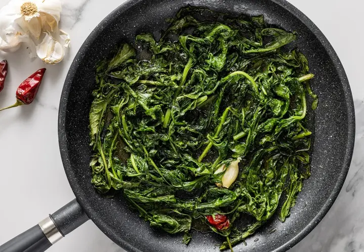 Padella con verdure saltate, aglio e peperoncino. Un'idea per gustose tarassaco ricette.
