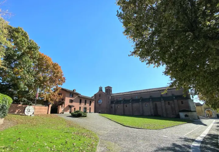 Abbazia di Morimondo: cosa vedere in questo luogo storico con la sua imponente chiesa in mattoni rossi e il verde dei giardini autunnali.