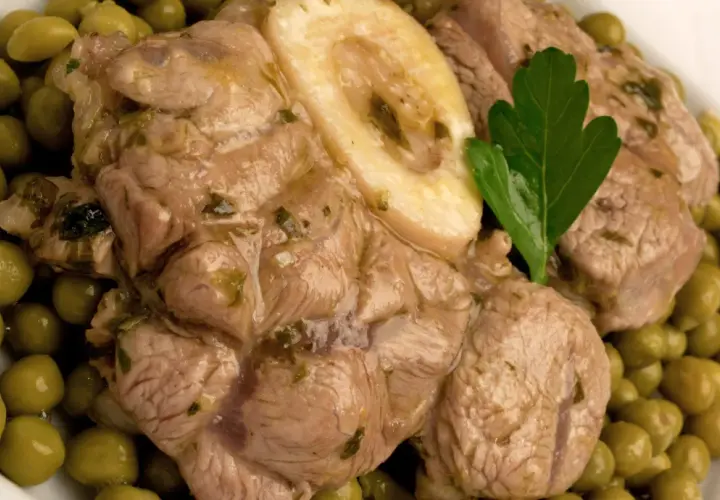 Ossobuco ricetta con piselli, un piatto succulento e saporito, pronto per essere gustato.