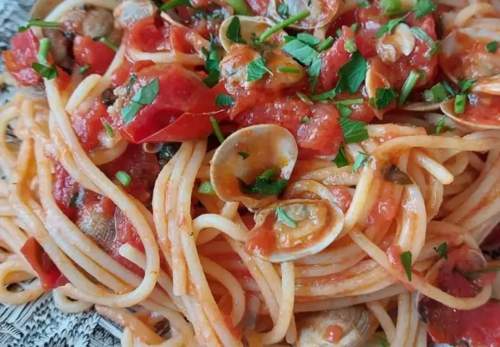 Spaghetti con lupini e pomodorini freschi, un piatto estivo che profuma di mare e sole.