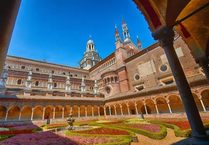 Cortile con giardino fiorito e fontana, parte della Certosa di Pavia, un gioiello della città giardino Pavia.
