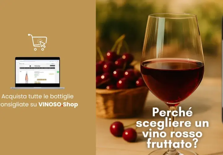 Calice di vino rosso fruttato, ciliegie e bottiglia. Scopri i nomi dei migliori vini rossi dolci su VINOSO.Shop.