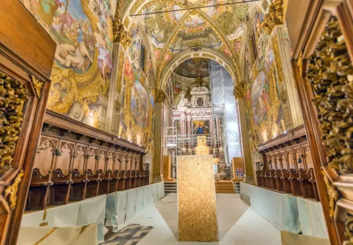 Interno della Certosa di Pavia: affreschi, stalli lignei e un'atmosfera solenne. Cosa vedere in questo capolavoro.