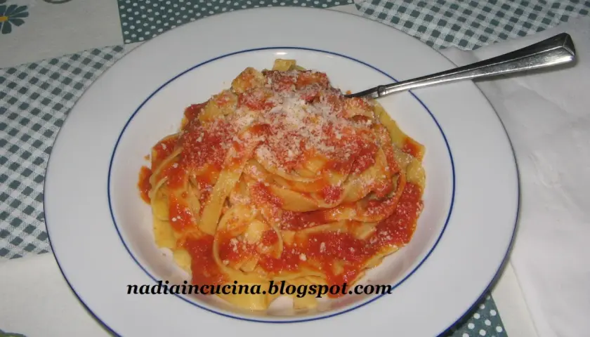 Tagliatelle al ragù di papera, un piatto ricco e saporito, pronto per essere gustato.